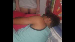 El negro feo le toca culo a blanquito