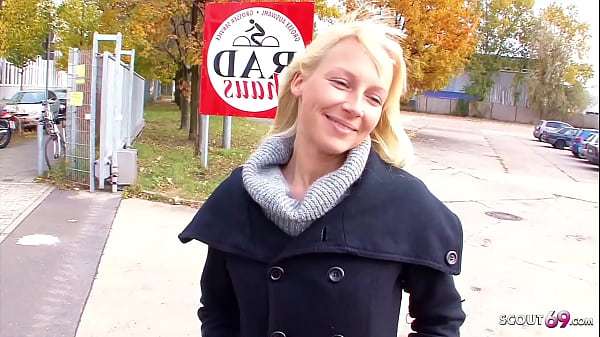 Junge deutsche Studentin auf der Strasse für Porno Casting abgeschleppt