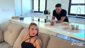 Ashley, divine blonde, raffole de plan à trois