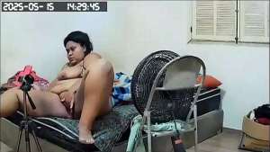 Camera escondida com madrasta safada se exibindo para enteado