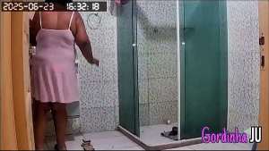 Camera escondida flagra madrasta safada com grande peitos e marquinha de biquini arrumando a casa