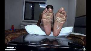 Chocolate Mama Givez Me A Footjob & I Fuck Her Feet (Preview)