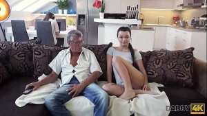 DADDY4K. Der schlechte Papa fickt die Freundin seines Sohnes direkt hinter seinem Rucken