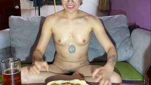 Día 5 de 100 comiendo el semen de mi novio: Comida y semen de postre.