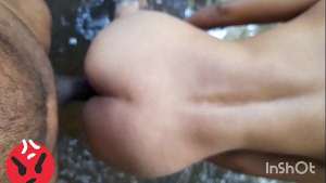 Encuentro esta joven sola en el río y la deje comerse mi verga