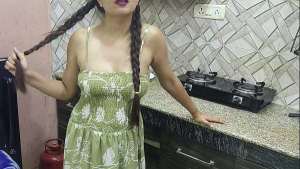 Jija ne sali ko ghar me akela pa kar choda aur sali ne maja liya in kitchen