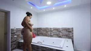 madrastra folla con su hijastro en el jacuzzi