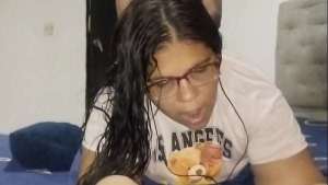 Me quedo solo con el gran culo de mi hijastra mientras habla con su novio, le chupo el culo y termino cogiéndola y acabando en su gran coño
