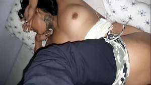 Padrastro aprovecha que su hijastra sola en su habitación terminó corriendose dentro de su culo caliente