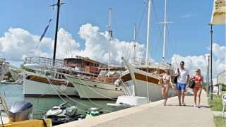 Deck Divas Chapter 1: Slutty Blondes Candee Licious And Veronica Leal Enjoy Lesbo Action Onboard A Boat Gp3255