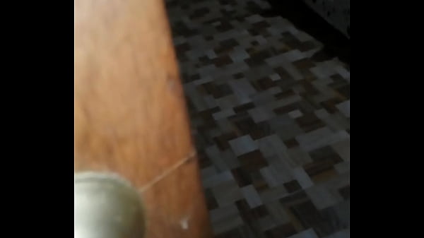 Descubro a mi hermanastra masturbándose y por mi silencio me deja follarla