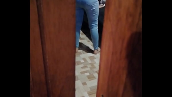 Espiando a la zorra de mi hermanastra me descubre y la muy puta me pide que la folle en cuatro
