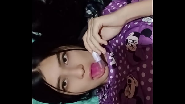 La vecina latina cachonda entra y ve a su vecino blanco masturbándose