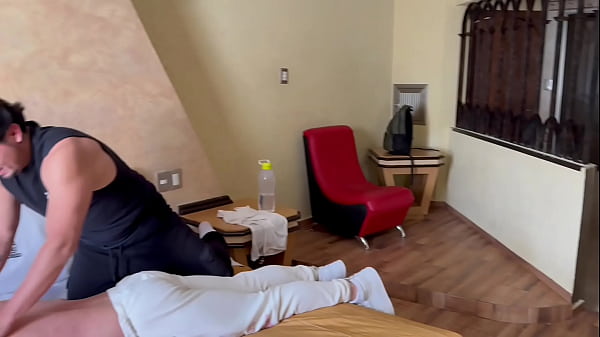 Le dolía la espalda, terminó con el culo destrozado y lleno de leche