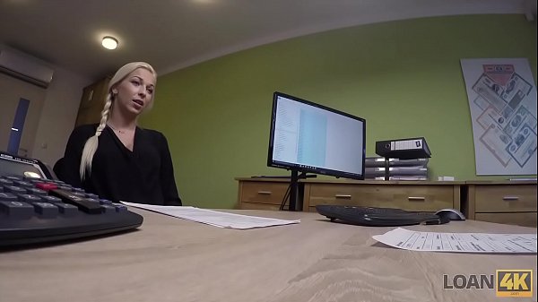 LOAN4K. Freche Blondine fickt zum Ausleihen, um einen neuen Mercedes zu kaufen
