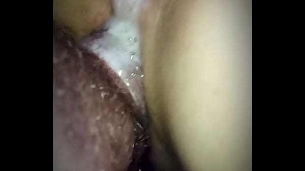 Mladá kundička má ráda hrubé šukani. Z každé dírky má Orgazm a creampie.