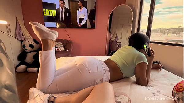SEXO DURO CON LA VECINA MIENTRAS HABLA POR CELULAR CON EL CORNUDO DE SU NOVIO ( ROMPO SU PANTALON Y SU CULO )