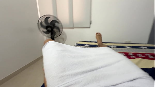Voy a ducharme y veo a mi excitante hermanastra desnuda, me pongo cachondo espiandola y termino comiendome su jugoso y apretado coño.