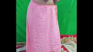 Indian bhabhi ki Saree change karte hue chupke Se banai video