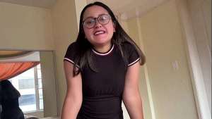 Estaba tan cachonda que le quite el condón a mi compañero de trabajo y se corre en mi vagina.