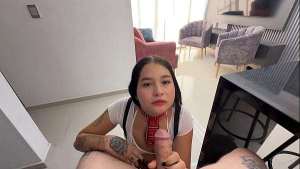 Linda colegiala ofrece que se la coja duro cachondo maestro a cambio de mejorar sus calificaciones.