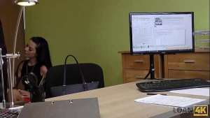 LOAN4K. Maigre brune passe devant un vrai casting sexuel a une agence de credit