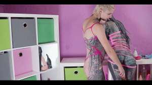 Seppienta keeps thrusting with her strap on until Anuskatzz explodes in a squir