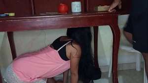 Amante oculta debajo de la mesa chupando polla