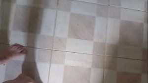 Bolsonaro é pego batendo uma de surpresa por um cara