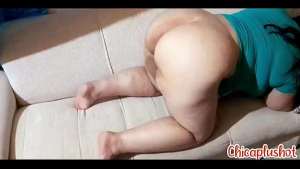 Culona latina es follada al estilo perrito en el sofa