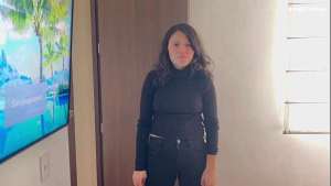 Mi madrastra se toca mientras la veo en el armario… Me descubrió y ahora le toco su húmedo coño