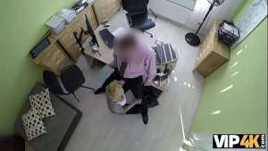 VIP4K. La graziosa esile Katy Rose si fa trapanare la figa da un cattivo ispettore del prestito