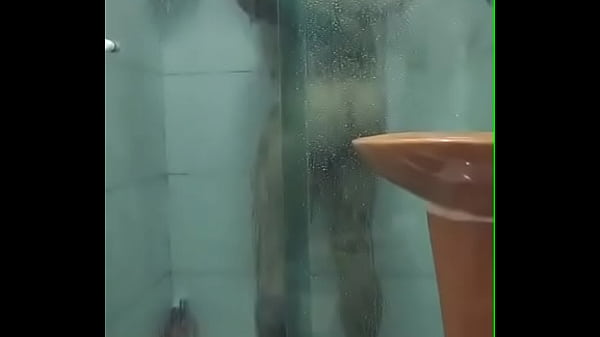 Fui flagrado tomando banho. Gostam?