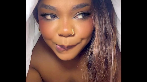 Madrastra de ébano atrapada hijastro masturbándose fingiendo muñeca sexual