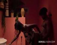 Jet Setting Jasmine – Hot MILF Jet Setting Jasmine Fucks In The Toilet