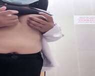 Jilboob kantor eksib di toilet