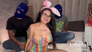 Salgo de fiesta con mis amigos, terminan dándome verga en su departamento