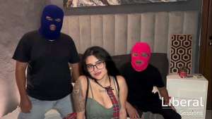 Colegiala sexy es cogida de sorpresa por dos de sus compañeros