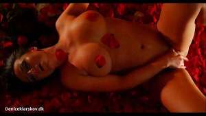 Denise Klarskov spiller sin dejlige våde fisse i et hav af røde roser.