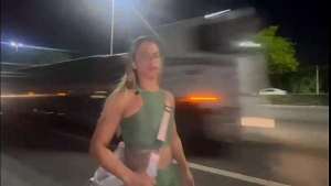 ESPOSA SENDO SEGUIDA E NO FINAL DA GOSTOSO PRO ESTRANHO