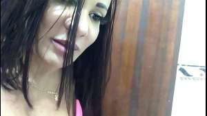 Milf Espionou o banho do vizinho e não resisti e cai de boca no pau