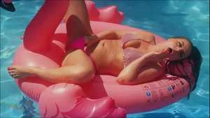 Denise Klarskov leger med sin fisse i poolen i Spanien.