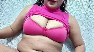 सेक्सी तमिल लड़की डिल्डो से हस्तमैथुन करते हुए गंदी बातें और मूत रही है