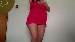 Hermanastra domina a su hermanastro en el suelo y decide correrse por todo su cuerpo como castigo.