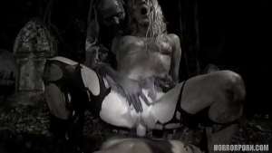 HORRORPORN – Walking zombies