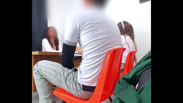 MAESTRA MEXICANA Poniendo Examen Extraordinario a Estudiantes en el salón! HAY OTRA Manera de Pasar MAESTRA? Les pide Cuerpo para pasar la Materia!