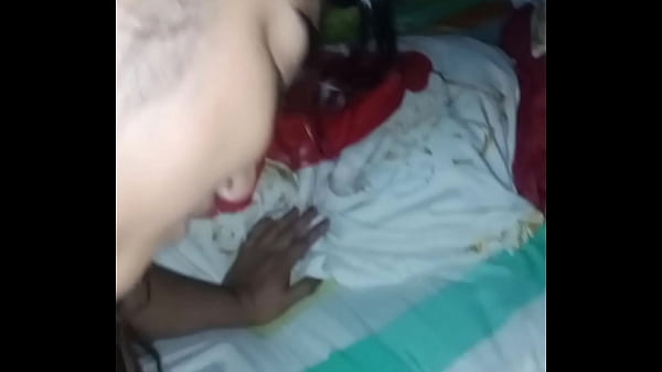 Una ecuatoriana bien putita se queda sin luz y le dan por el culo