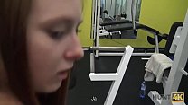 HUNT4K. Cuckold wird dafür bezahlt, zu sehen, wie Linda Sweet den Schwanz eines Fremden saugt