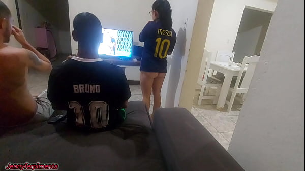tive que fazer sexo com amigo do meu marido por causa de uma aposta, mas fiquei com tesão e acabei fazendo DP com os dois