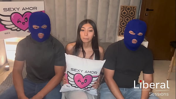 Casting “Chica petite habla a dos técnicos para que le revisen su aire acondicionado”